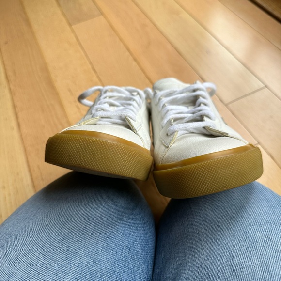 EUC- Veja white sneakers, sz 9 - Picture 5 of 6